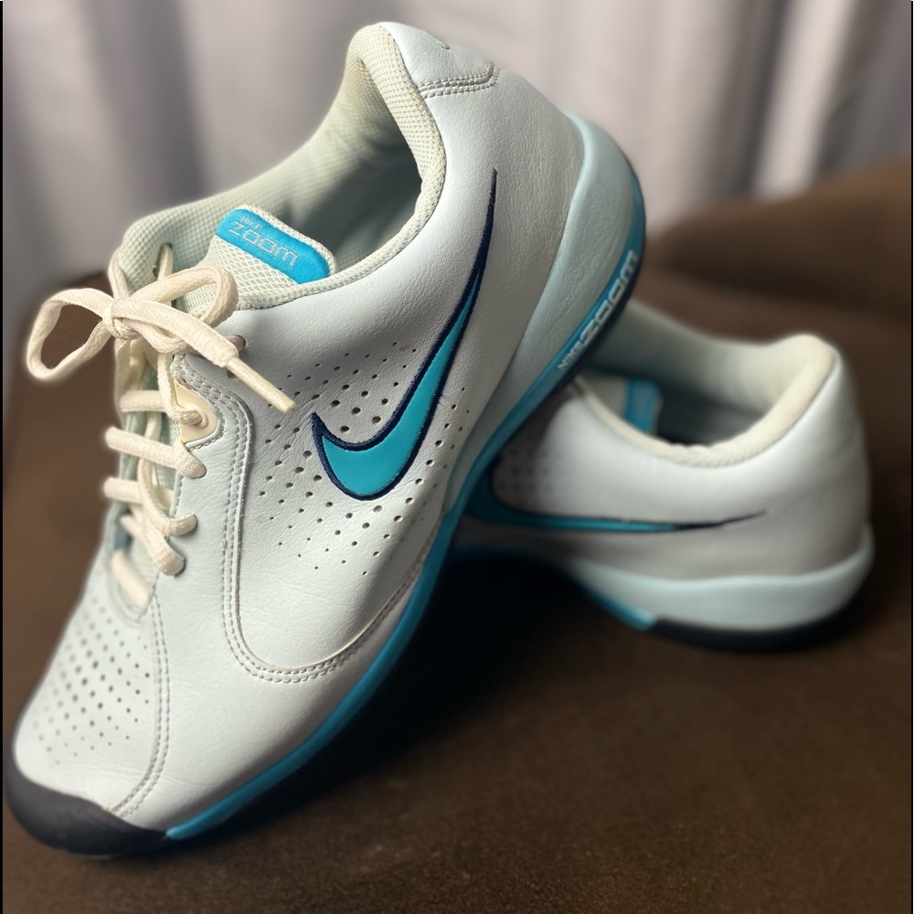 NIKE classic Zoom tennis shoes.